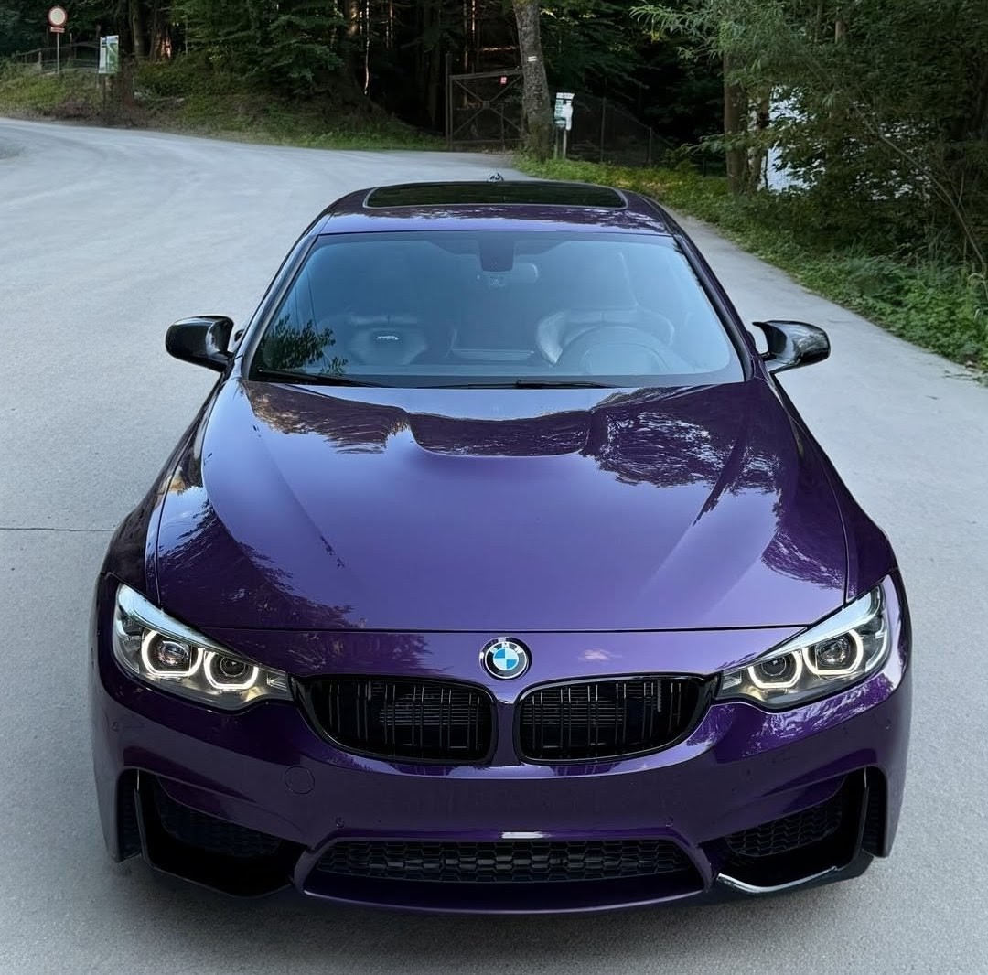 BMW M4 F82 – fioletowa perła, przód trzy czwarte