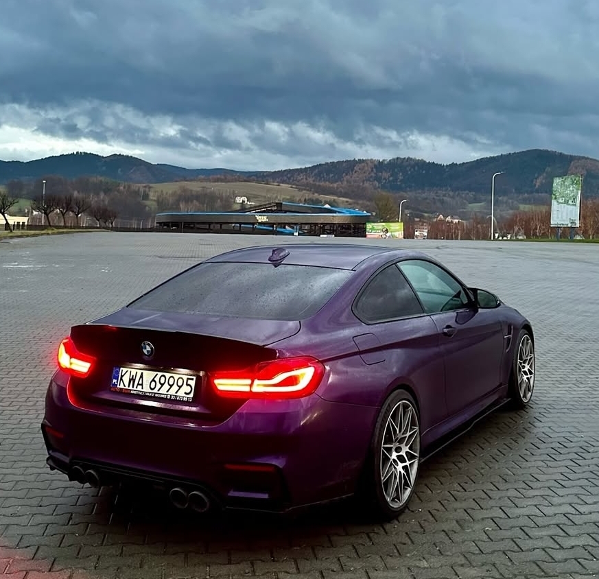 BMW M4 F82 – bok, linia nadkoli