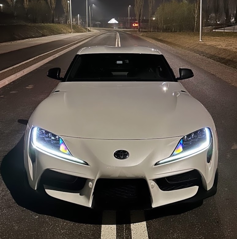 Toyota Supra MK5 – biała, dynamiczne ujęcie